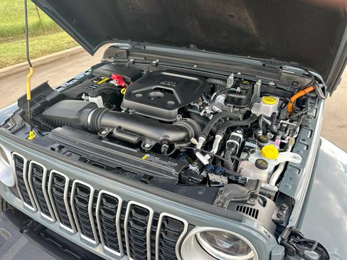 Used 2025 Jeep Wrangler Unlimited Sahara w/ Safety Group AWD/4WD image 26