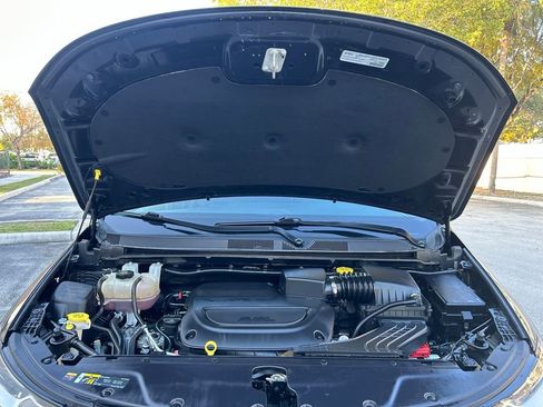 Certified 2023 Chrysler Pacifica Touring-L FWD image 28