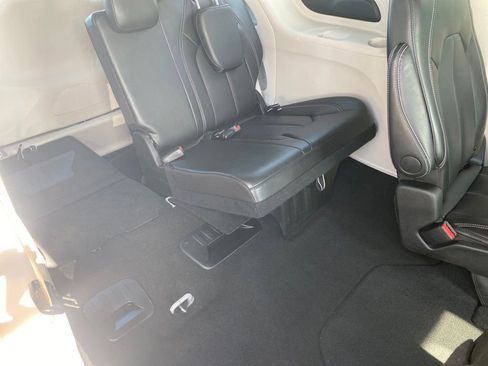 Used 2024 Chrysler Pacifica Touring-L FWD image 25