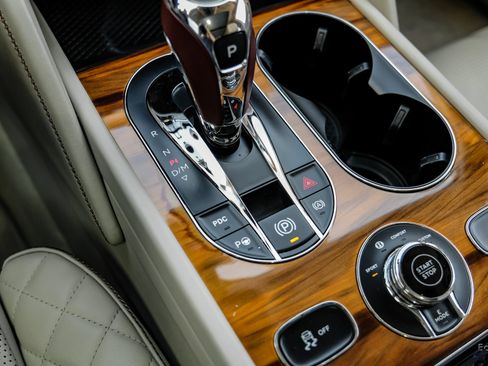 Used 2020 Bentley Bentayga Plug-In Hybrid AWD/4WD image 54