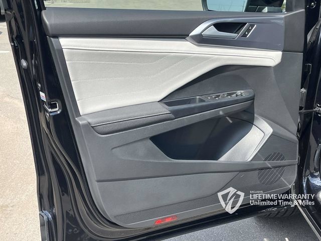 Used 2025 Volkswagen Taos SEL AWD/4WD image 17