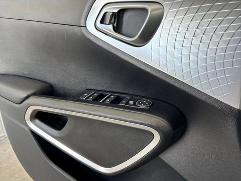 Used 2025 Kia Soul LX w/ LX Technology Package FWD image 18