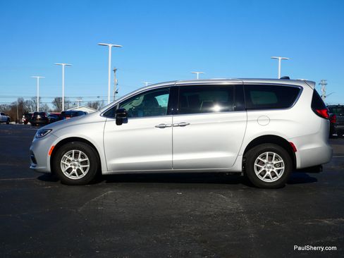Used 2024 Chrysler Pacifica Touring-L image 18