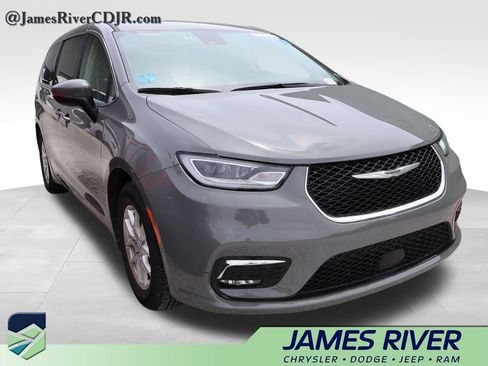Used 2023 Chrysler Pacifica Touring-L FWD image 13