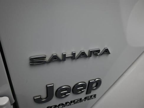 Used 2022 Jeep Wrangler Unlimited Sahara AWD/4WD image 5