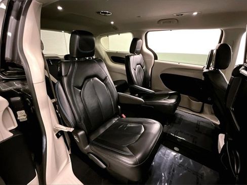 Used 2021 Chrysler Pacifica Touring-L w/ Uconnect Theater Family Group image 20