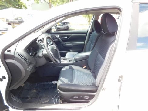 Used 2017 Nissan Altima 2.5 SV w/ Convenience Package FWD image 6