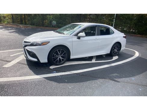 Used 2021 Toyota Camry SE image 4