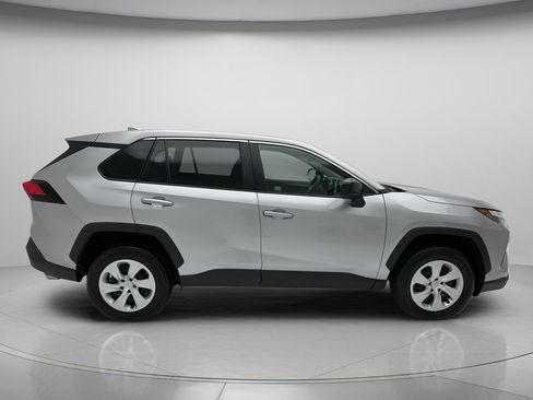 Used 2025 Toyota RAV4 LE AWD/4WD image 6