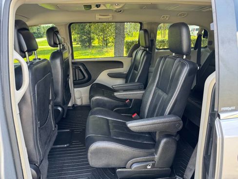 Used 2013 Chrysler Town & Country Touring image 12