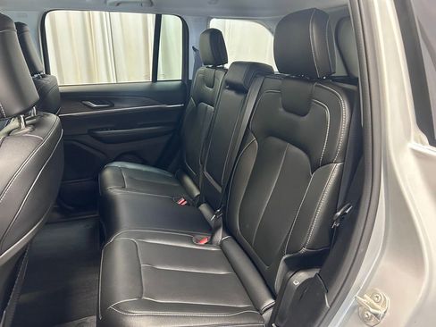 Used 2024 Jeep Grand Cherokee Limited AWD/4WD image 19