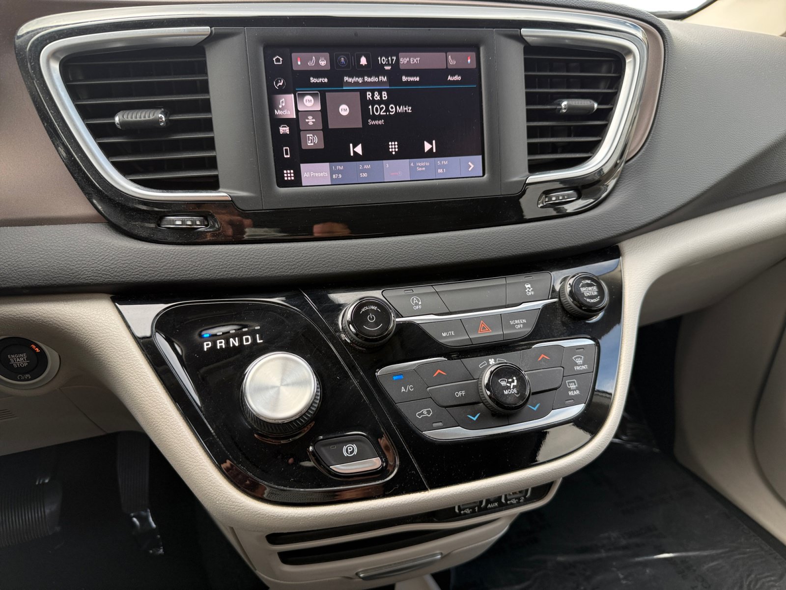 Used 2022 Chrysler Voyager LX FWD image 12