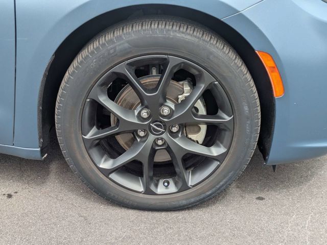 Used 2024 Chrysler Pacifica Limited w/ S Appearance Package FWD image 11