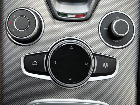 Used 2023 Alfa Romeo Giulia Veloce AWD/4WD image 20