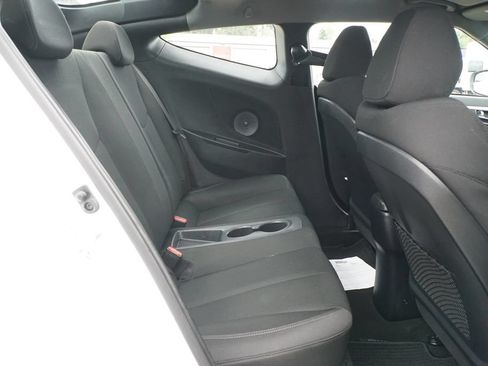 Used 2016 Hyundai Veloster FWD image 11