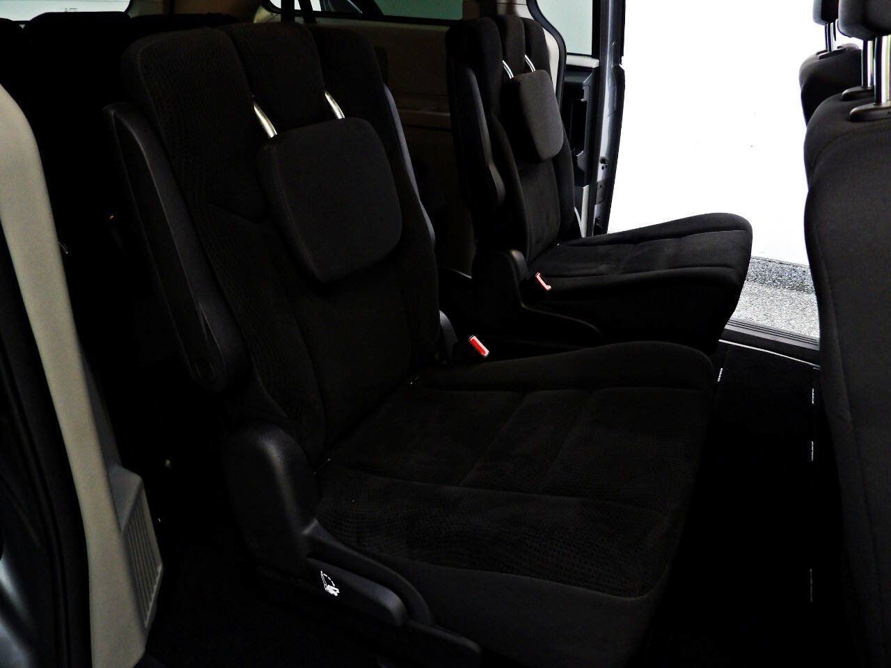 Used 2019 Dodge Grand Caravan SE w/ UConnect Hands-Free Group FWD image 12