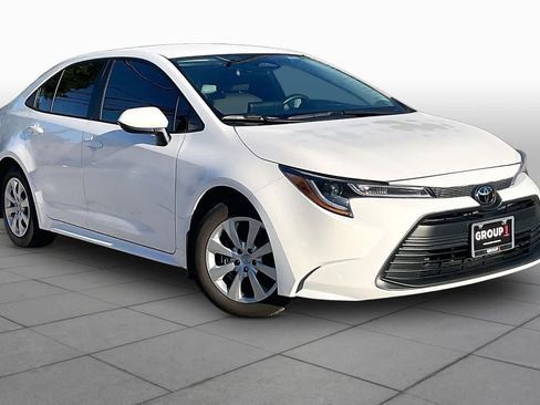 Used 2026 Toyota Corolla LE FWD image 3