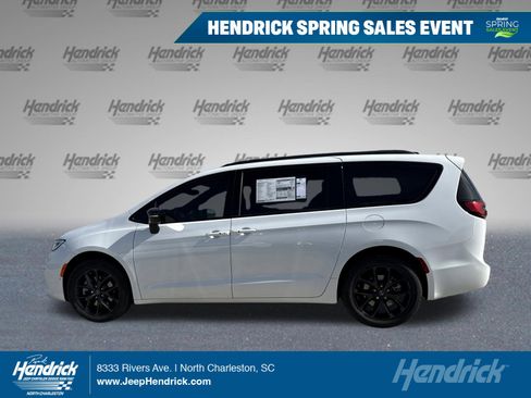 New 2026 Chrysler Pacifica Select image 1