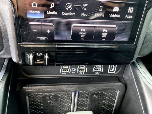 Used 2025 RAM 1500 Laramie AWD/4WD image 36