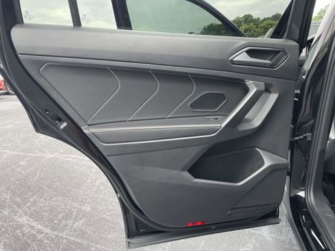 Used 2022 Volkswagen Tiguan SE w/ Panoramic Sunroof Package FWD image 11