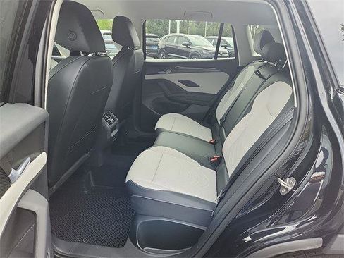 New 2025 Volkswagen Tiguan SE image 8