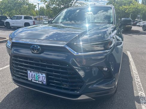 Used 2024 Toyota Grand Highlander AWD image 2