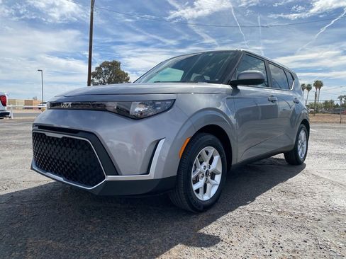 Used 2025 Kia Soul LX w/ LX Technology Package image 2