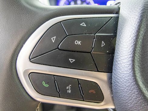 Used 2023 Chrysler Pacifica Touring-L FWD image 32