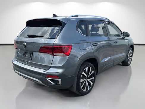 Used 2022 Volkswagen Taos SE FWD image 3