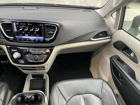 Used 2022 Chrysler Pacifica Touring-L image 15