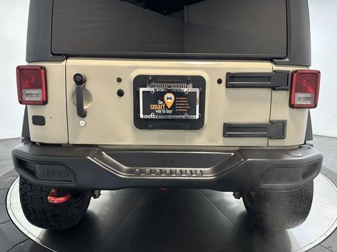 Used 2018 Jeep Wrangler Unlimited Rubicon w/ Connectivity Group image 12