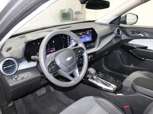 Used 2025 Chevrolet Trax LT FWD image 13