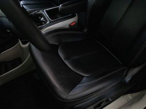 Used 2024 Chrysler Pacifica Touring-L image 27