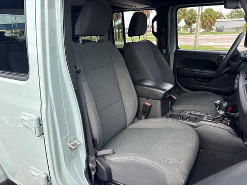 Used 2024 Jeep Wrangler Unlimited AWD/4WD image 17