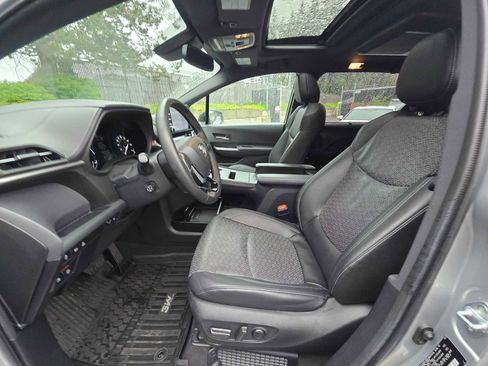 Used 2023 Toyota Sienna XSE AWD/4WD image 21