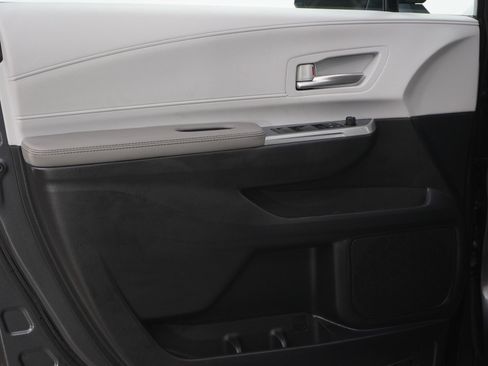 Used 2025 Toyota Sienna XLE w/ XLE Plus Package image 21