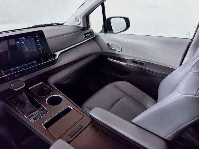 Used 2022 Toyota Sienna XLE w/ XLE Plus Package FWD image 32