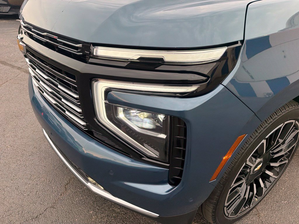 Used 2025 Chevrolet Tahoe High Country AWD/4WD image 12