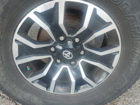 Used 2021 Toyota Tacoma TRD Sport w/ Technology Package image 7