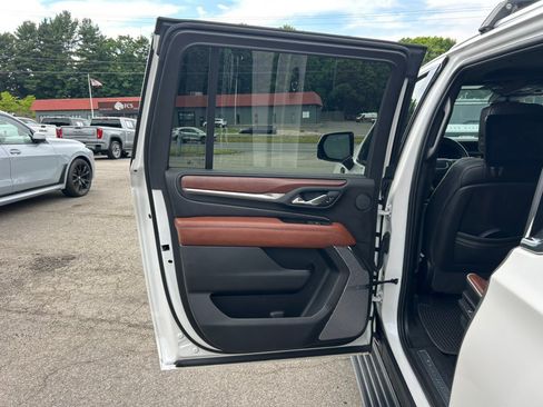 Used 2024 GMC Yukon XL Denali Ultimate AWD/4WD image 17
