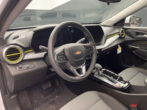 Used 2024 Chevrolet Trax LT w/ LT Convenience Package image 8