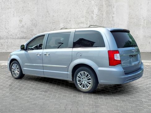 Used 2013 Chrysler Town & Country Touring-L w/ Driver Convenience Group FWD image 9