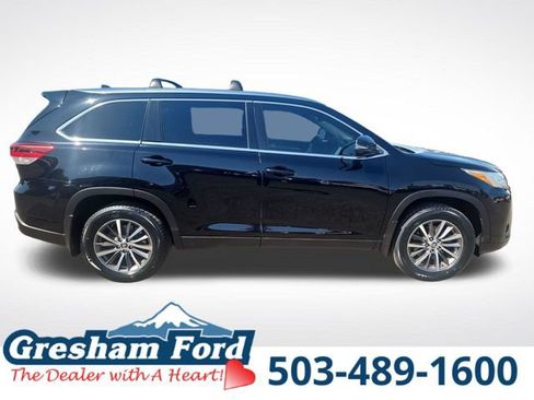 Used 2019 Toyota Highlander XLE AWD/4WD image 11