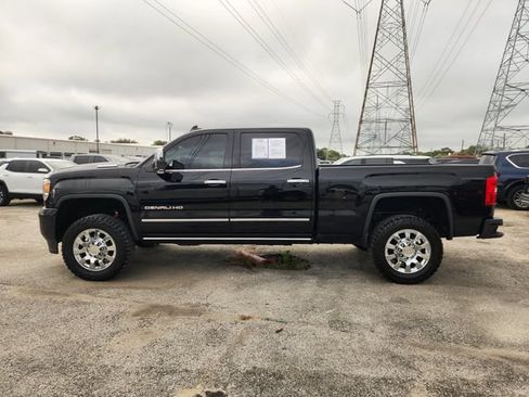 Used 2017 GMC Sierra 2500 Denali w/ Duramax Plus Package AWD/4WD image 4