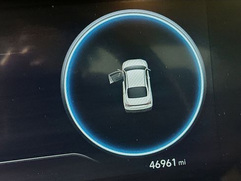 Used 2024 Hyundai Elantra Limited image 19