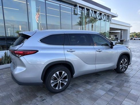 Used 2021 Toyota Highlander XLE FWD image 2