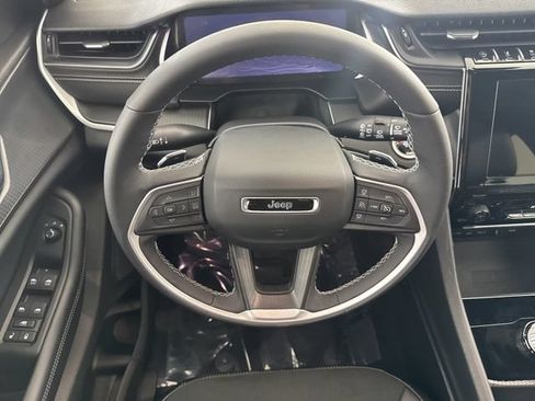 Used 2025 Jeep Grand Cherokee Altitude AWD/4WD image 29