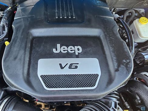 Used 2015 Jeep Wrangler Unlimited Sahara AWD/4WD image 29