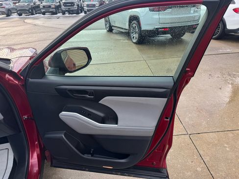 Used 2022 Toyota Highlander LE image 16