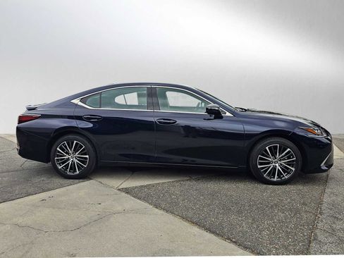 Used 2024 Lexus ES 300h w/ Premium Package image 2